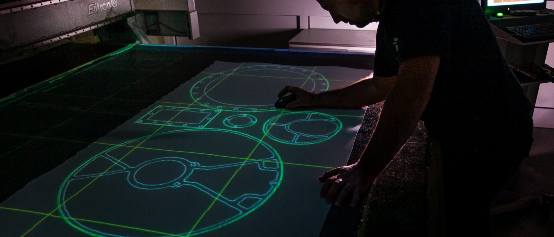 Plotter di taglio a controllo numerico con proiezione laser del disegno