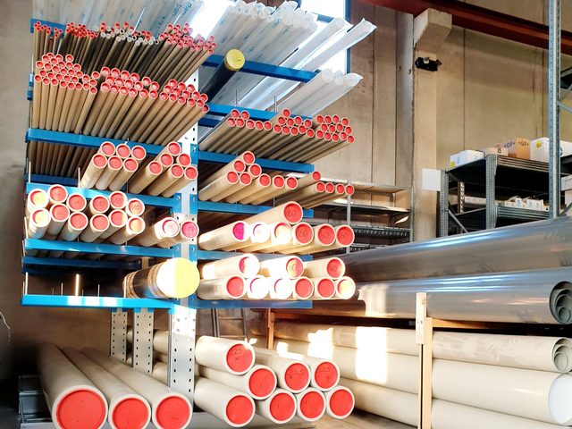Magazzino GGS con barre e tubi in materiale termoplastico