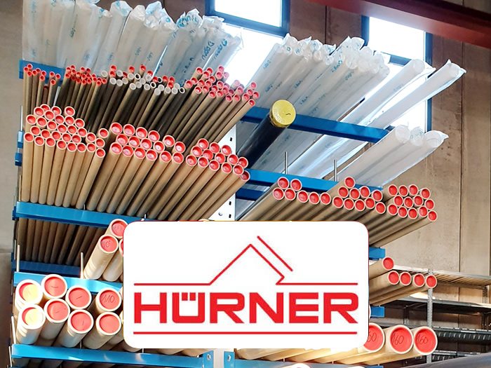 Rastrelliera del magazzino GGS con barre termoplastiche e marchio Hürner