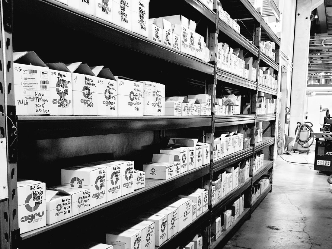 Corsia del magazzino General Gasket Service a Rosignano Marittimo