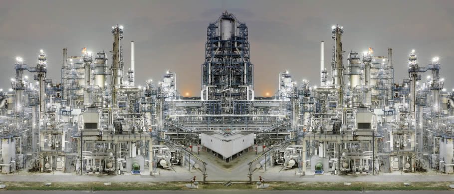 Impianto petrolchimico di notte